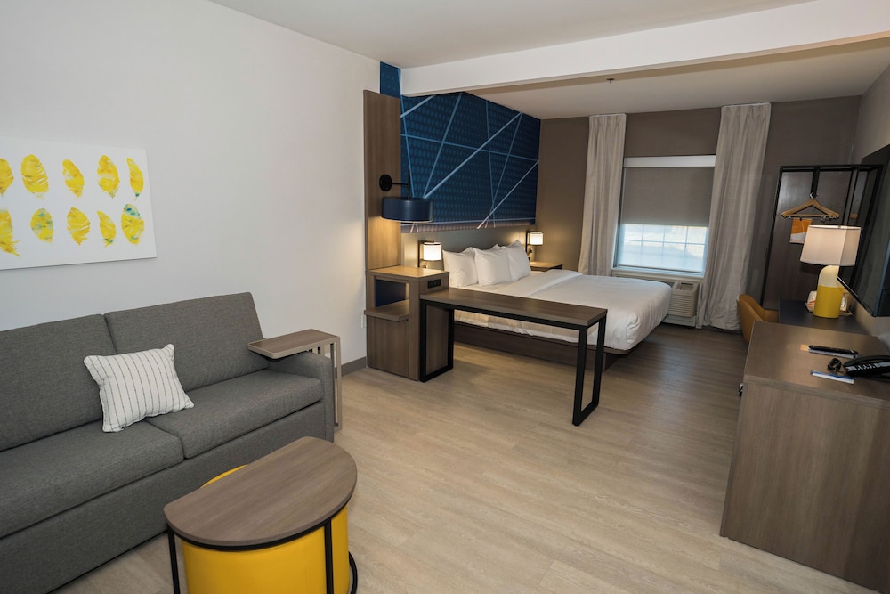 Suite, 1 King Bed with Sofa bed, Non Smoking - Photo 5