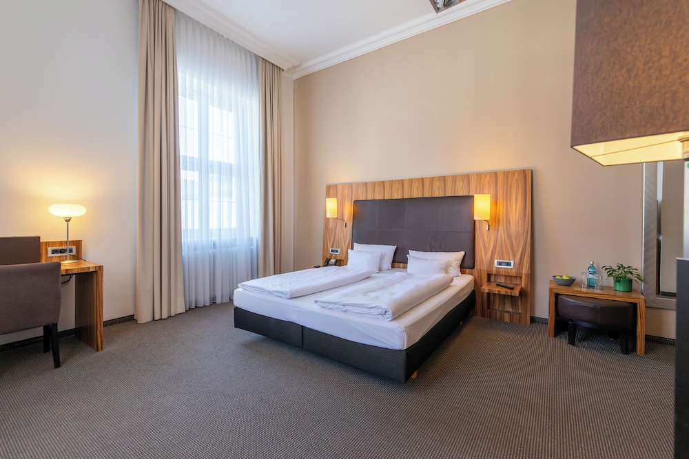 Superior Double or Twin Room with Cathedral View photo 2