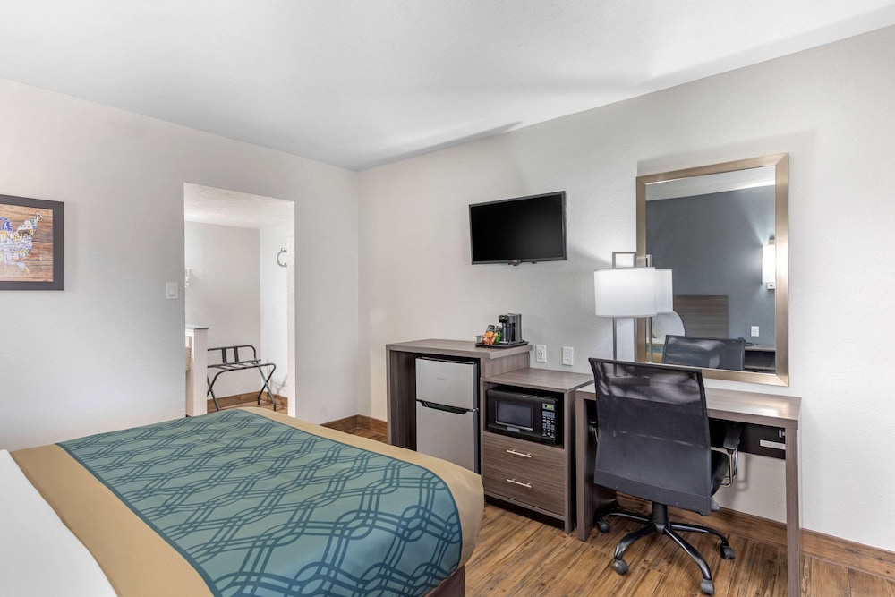 Standard Room, 1 Queen Bed, Non Smoking - Photo 1