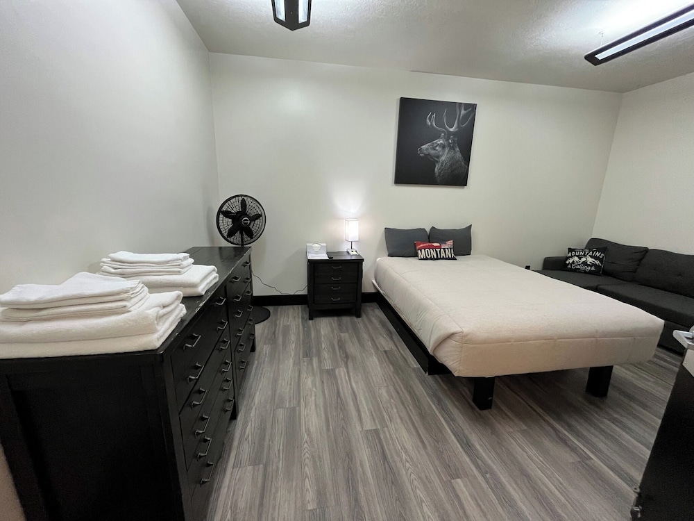 Basic Room, 1 Queen Bed with Sofa bed, Non Smoking, Shared Bathroom photo 1