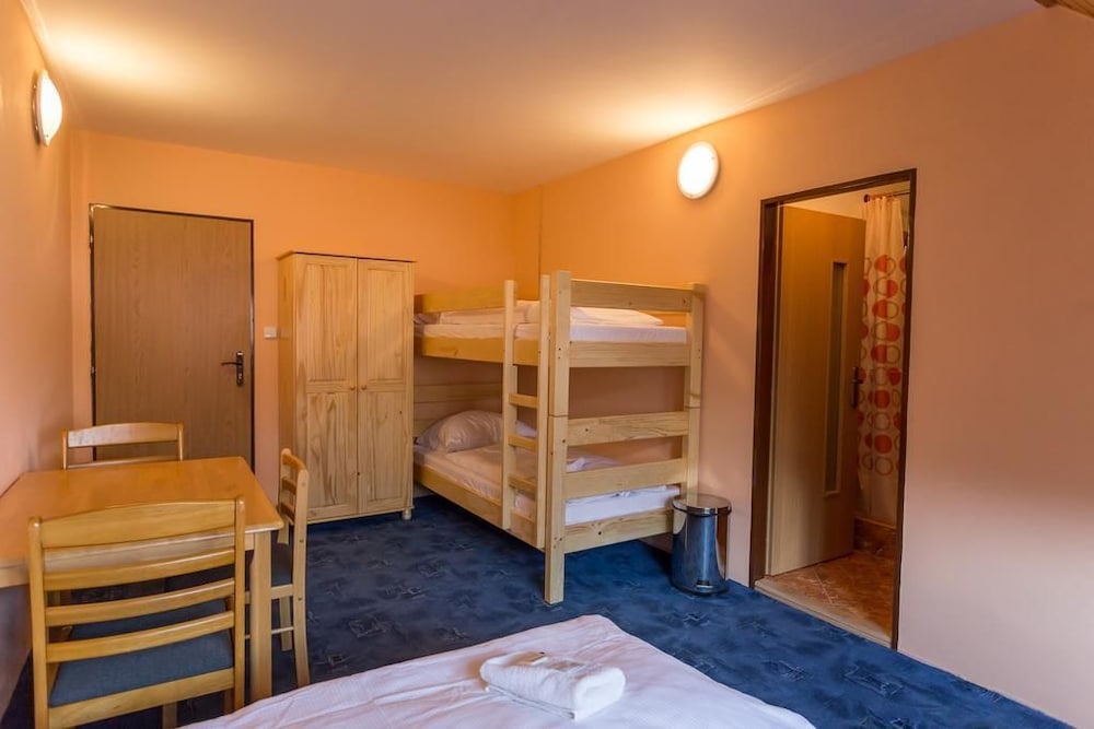Standard Room, Multiple Beds, Ensuite photo 2