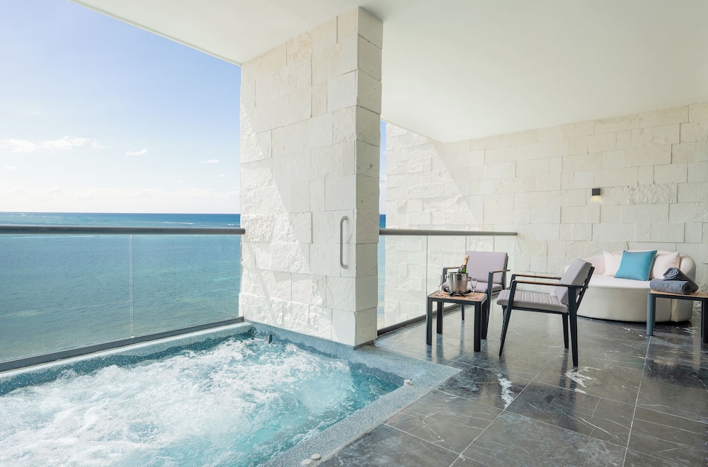 Diamond Ocean View Jacuzzi Suite photo 3