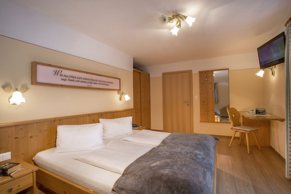 Basic Room, 1 Bedroom, Non Smoking, Mountain View photo 3