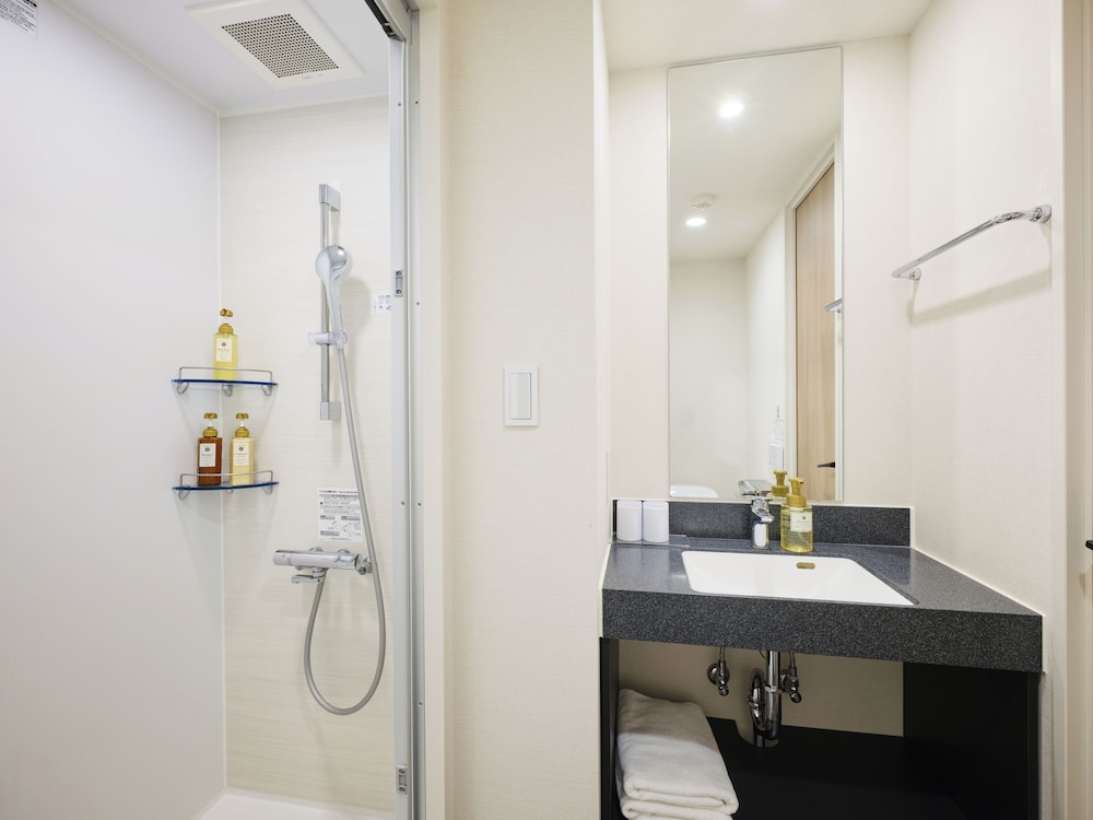 Standard Twin Room, Non Smoking (with Extra Bed) thumbnail 5