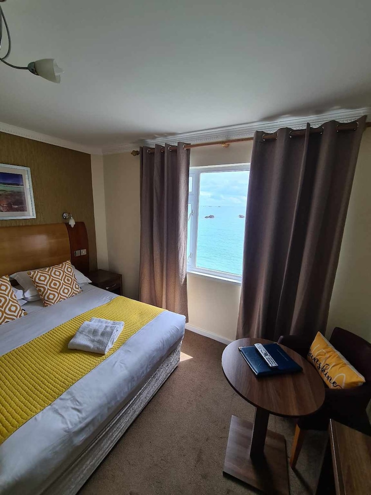 Twin Room, Ensuite, Sea View (with Direct Sea View ) photo 3