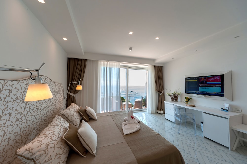Suite, Balcony, Sea View photo 3