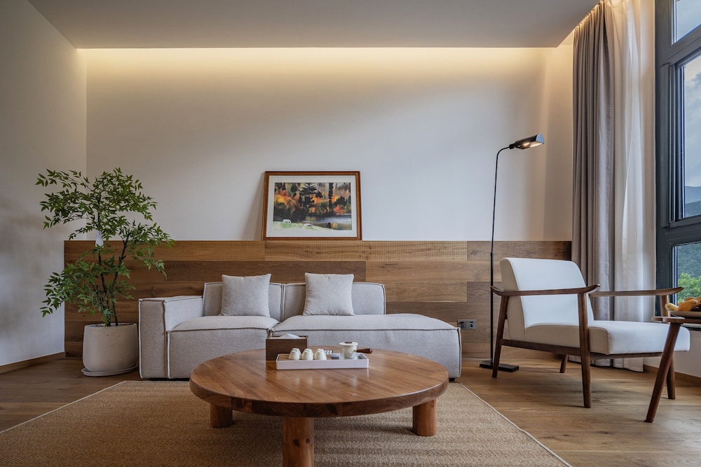 Deluxe Suite, Hill View photo 3