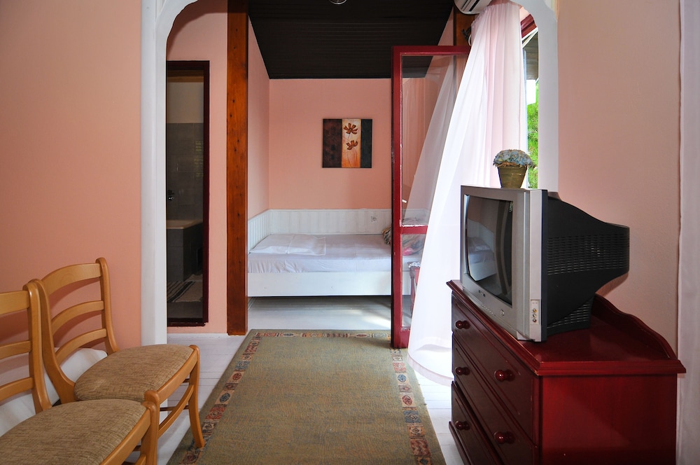 Room, Private Bathroom (5 Beds) photo 2