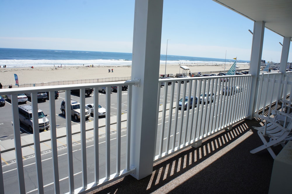 Oceanfront Queen Room, Ocean View, Private Balcony photo 1
