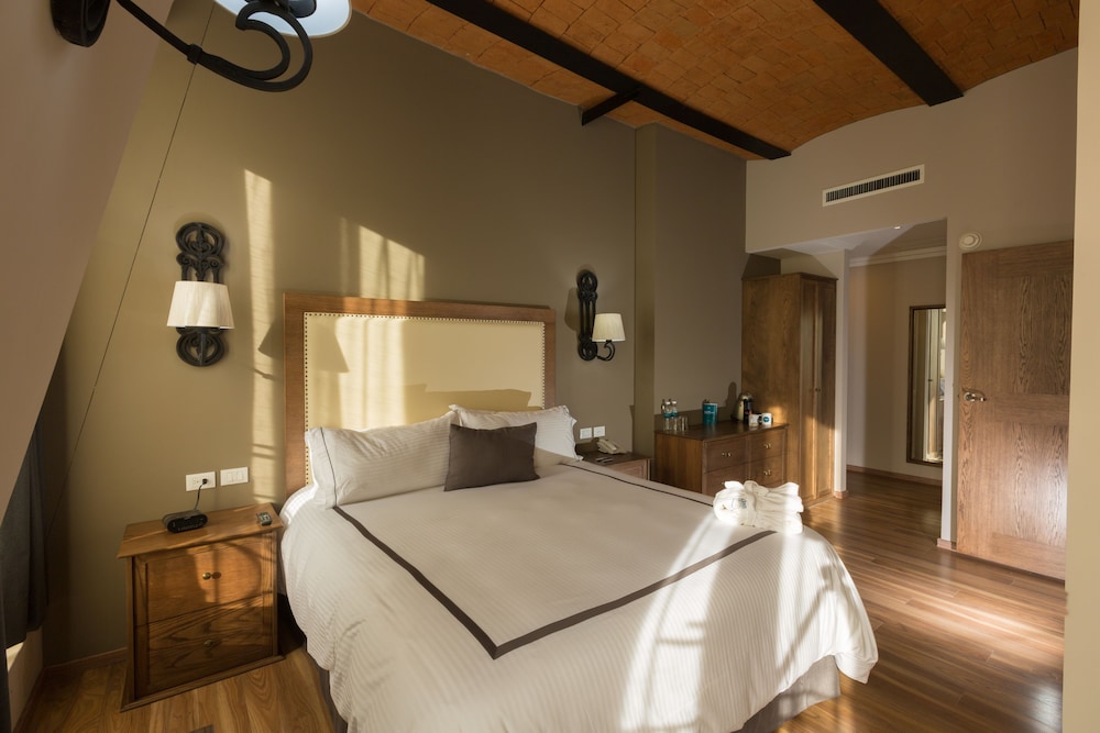 Executive Room, 1 King Bed, Balcony, City View
