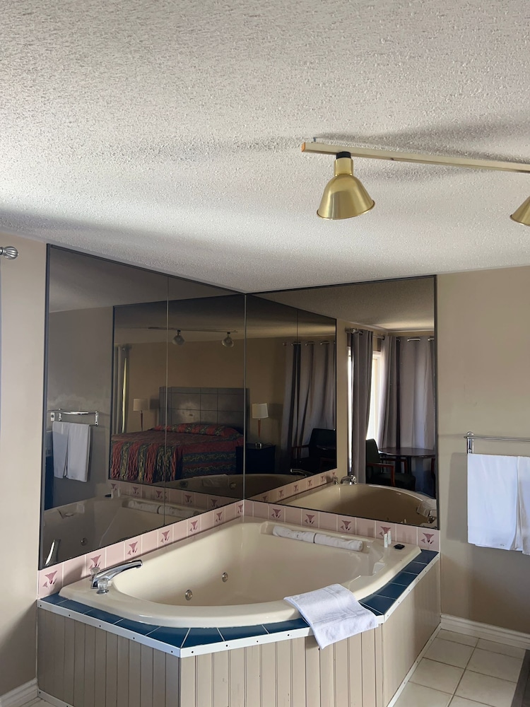 Jacuzzi Suite, 1 King Bed photo 1