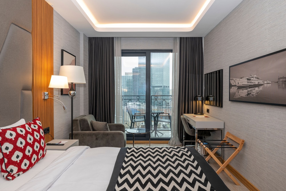 Deluxe Triple Room, Balcony photo 3