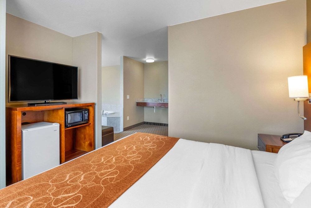 Suite, 1 King Bed, Non Smoking, Hot Tub - Photo 5