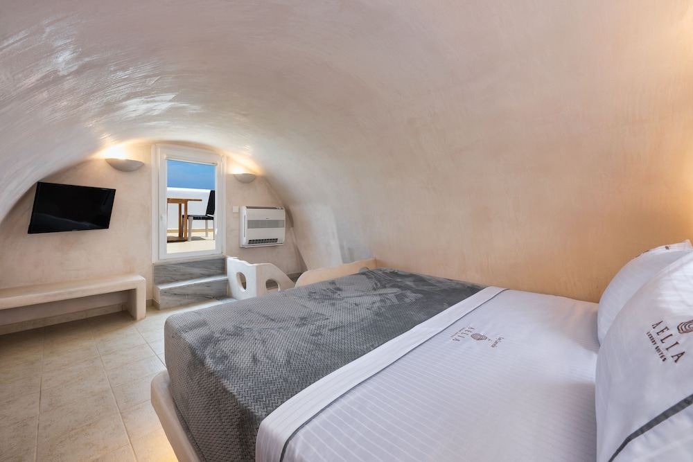 Aelia Suite, Sea View & Outdoor Hot Tub - Photo 2