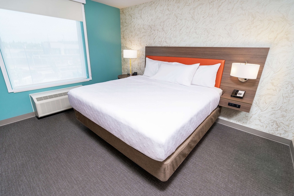 Suite, 1 King Bed, Accessible (Mobility & Hearing, Roll-in Shower) - Photo 4