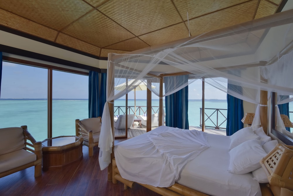 Bungalow, Overwater photo 1