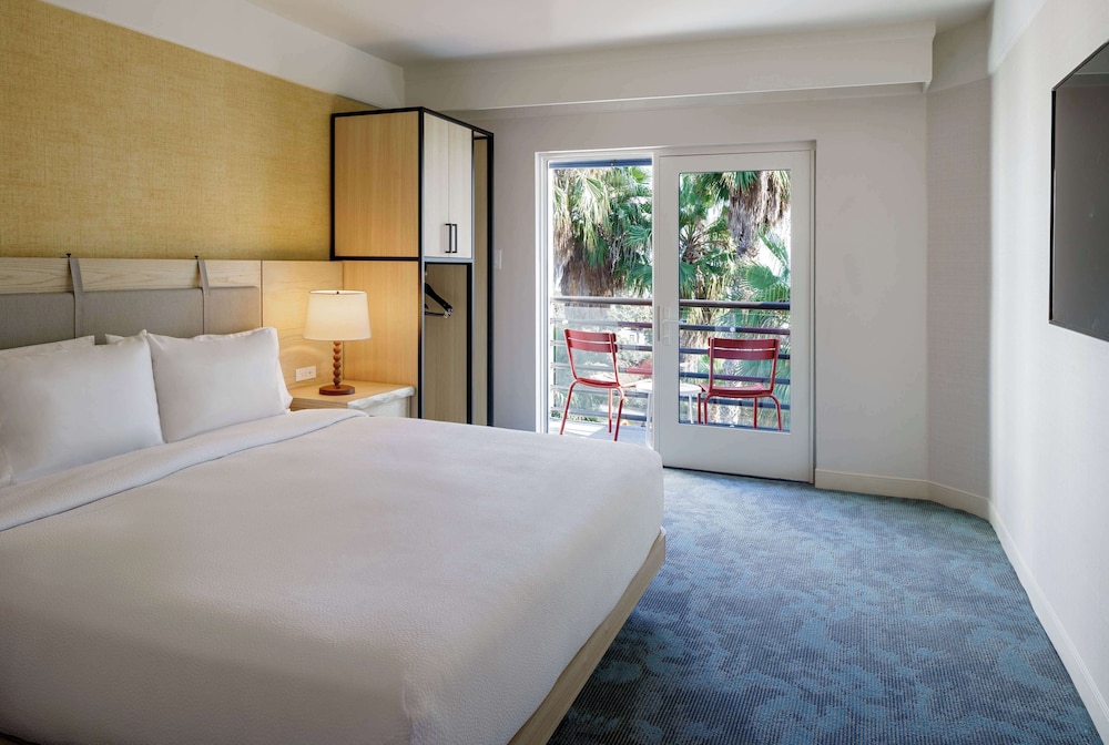 Suite, 1 King Bed (Surfside Suite with Roll-in Shower)