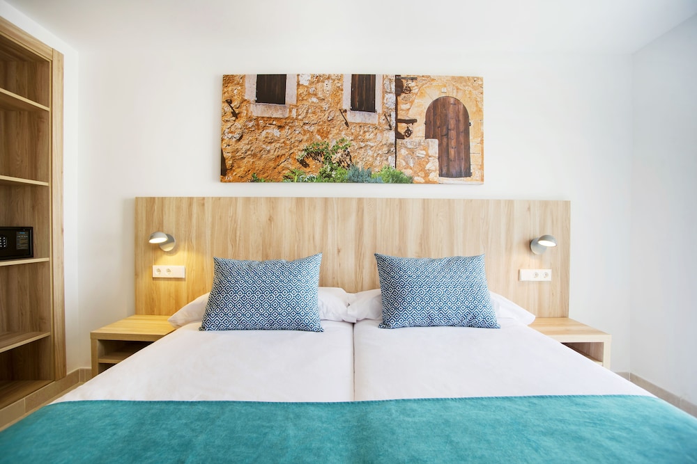 Basic Double Room (No Balcony) photo 3