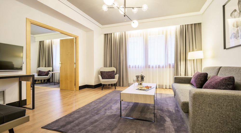 Junior Suite, 1 Queen Bed with Sofa bed - Photo 4