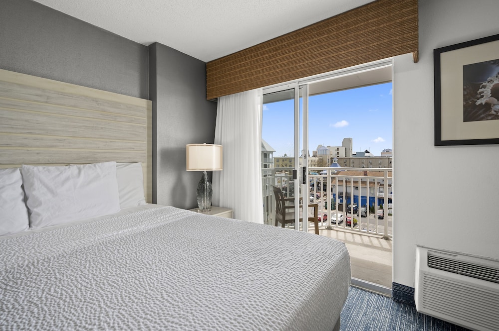 Single Room, 1 King Bed, Jetted Tub, City View photo 3