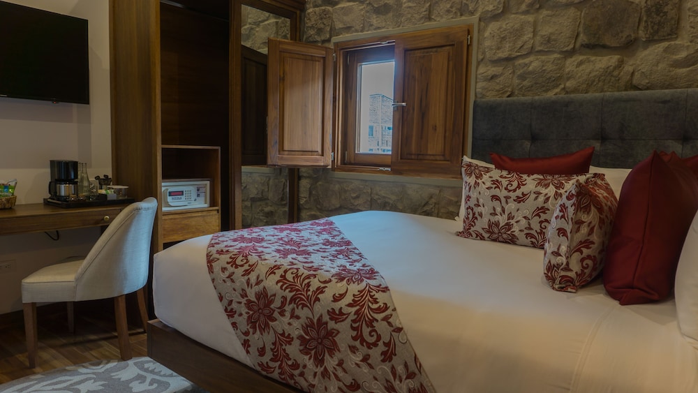 Deluxe Room, 1 Queen Bed, Non Smoking photo 2