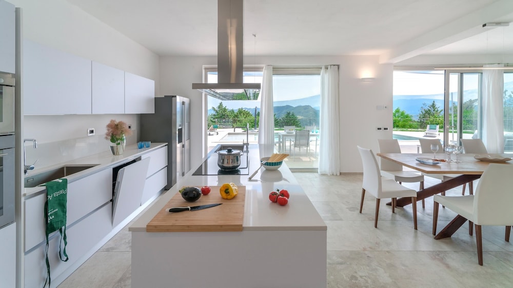 Villa photo 2