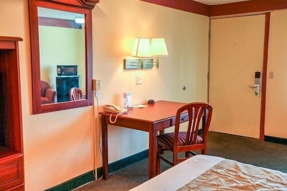 Deluxe Room, 1 King Bed photo 2