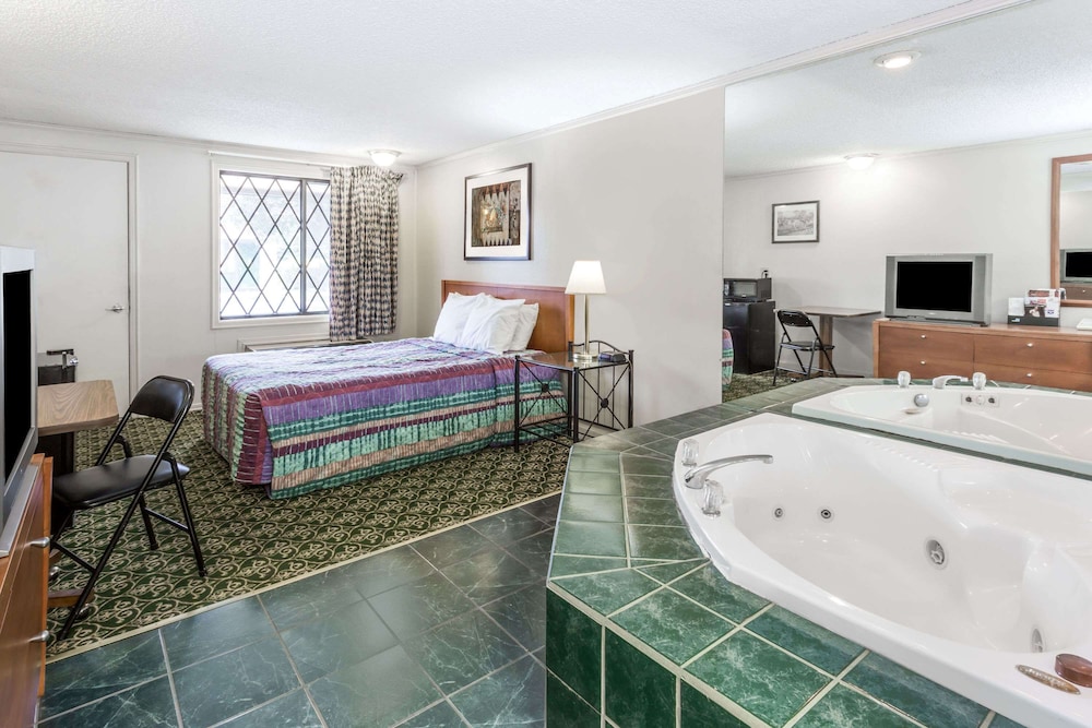 Suite, 1 King Bed, Jetted Tub - Photo 3