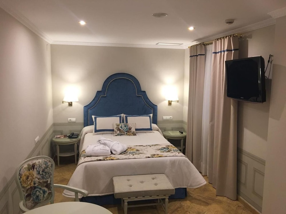 Standard Double Room - Photo 9
