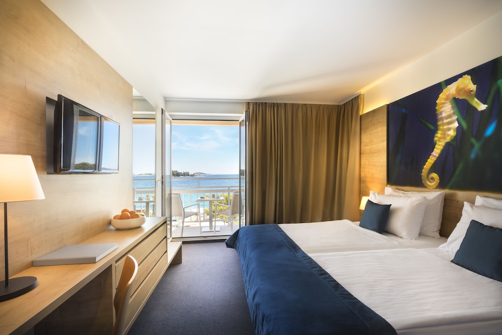 Superior family room with balcony and sea view photo 1