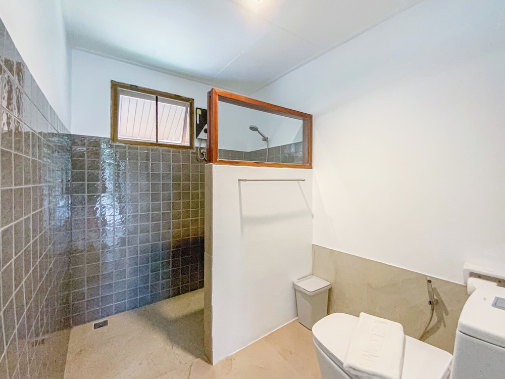 Beach Front Villa with Bathtub - Photo 2