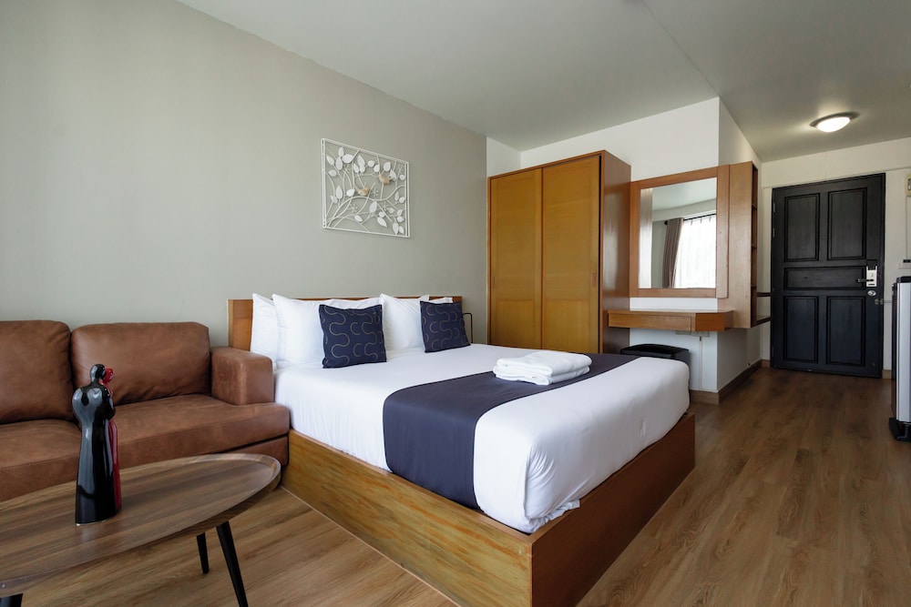Junior Studio Suite, 1 Queen Bed photo 2