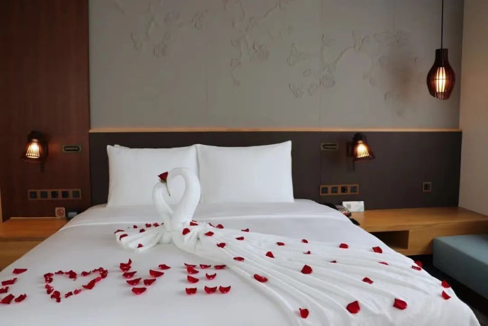 King One Bed room Deluxe Suite - Photo 3