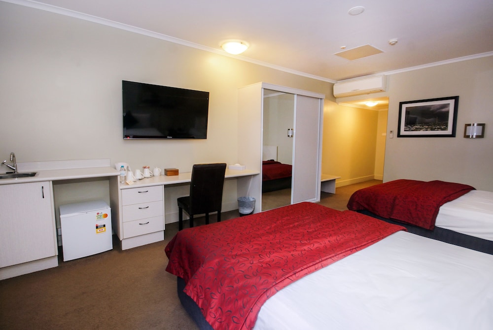 Deluxe Room, Non Smoking (Isa Deluxe Twin Queen) photo 3