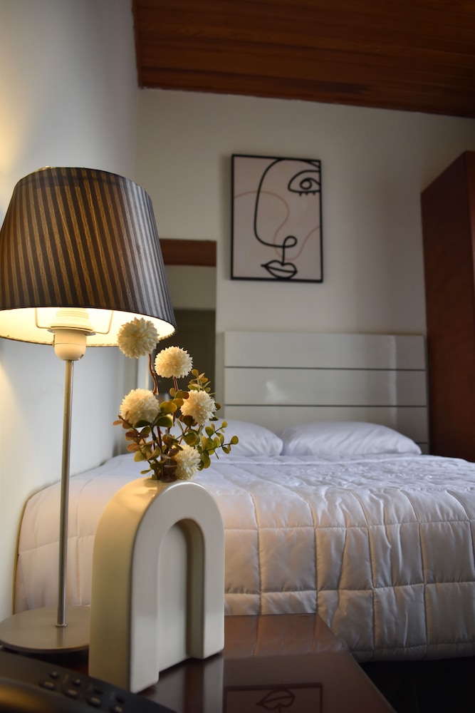 Triple Room 1 Queen / Twin