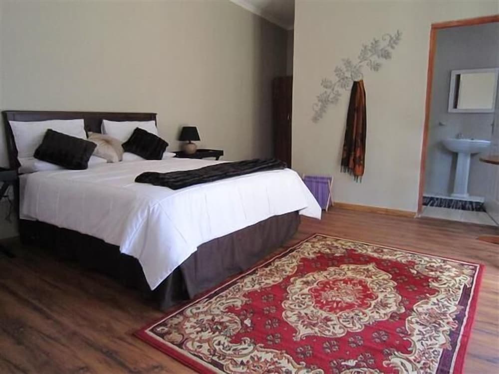 Queen Room photo 1