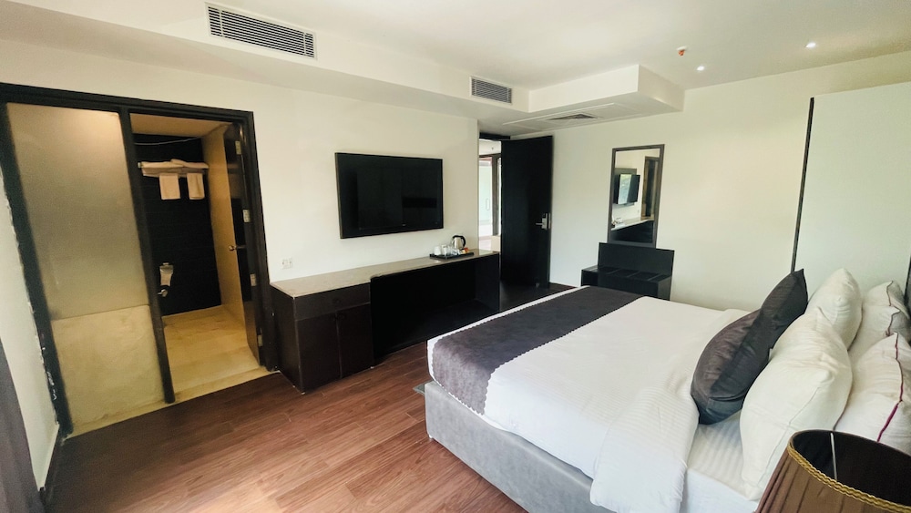 Superior Room with City View - Photo 6
