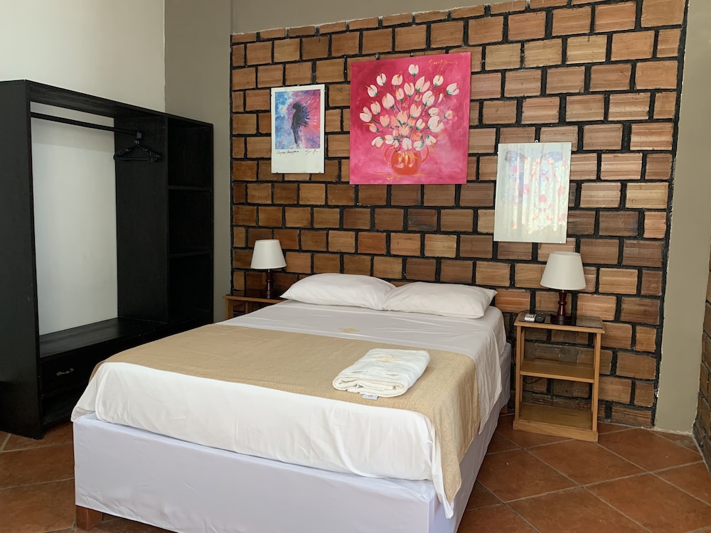 Standard Room, 1 Queen Bed photo 3