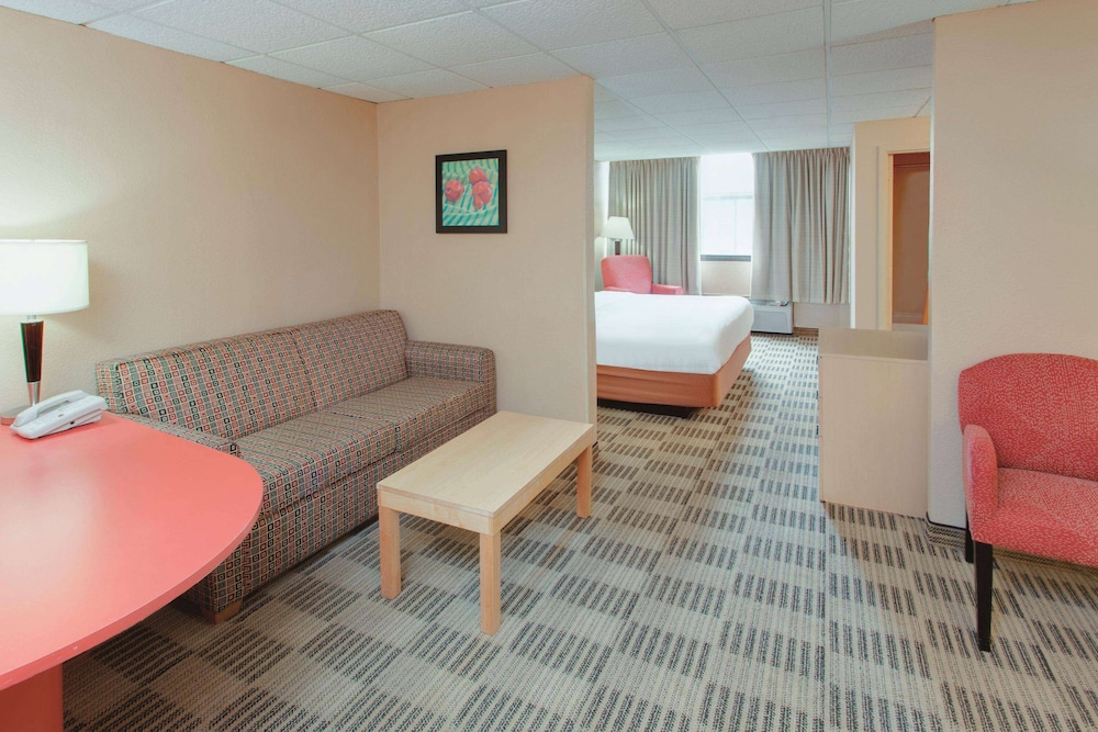 Room, 1 King Bed, Accessible, Non Smoking (Mobility/Hearing Impaired Accessible) - Photo 3