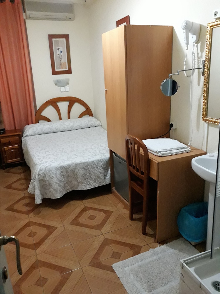 Basic Double Room, Shared Bathroom photo 3
