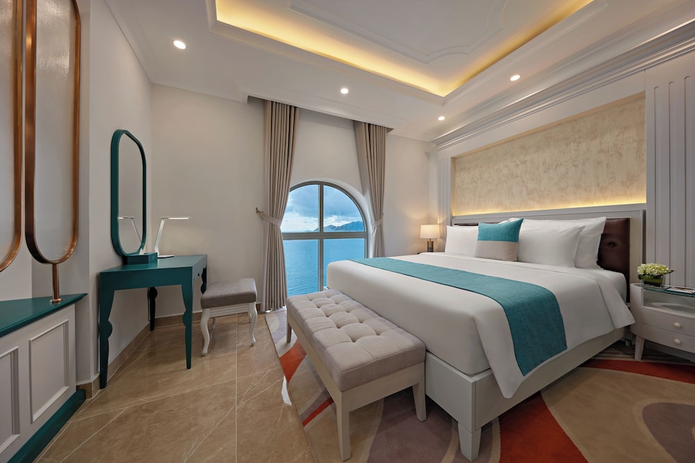 Suite, 1 King Bed, Sea View