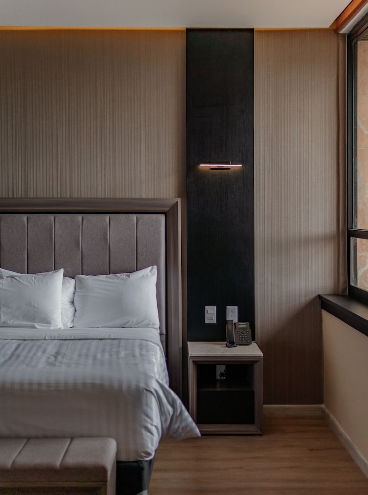 Suite - Photo 13