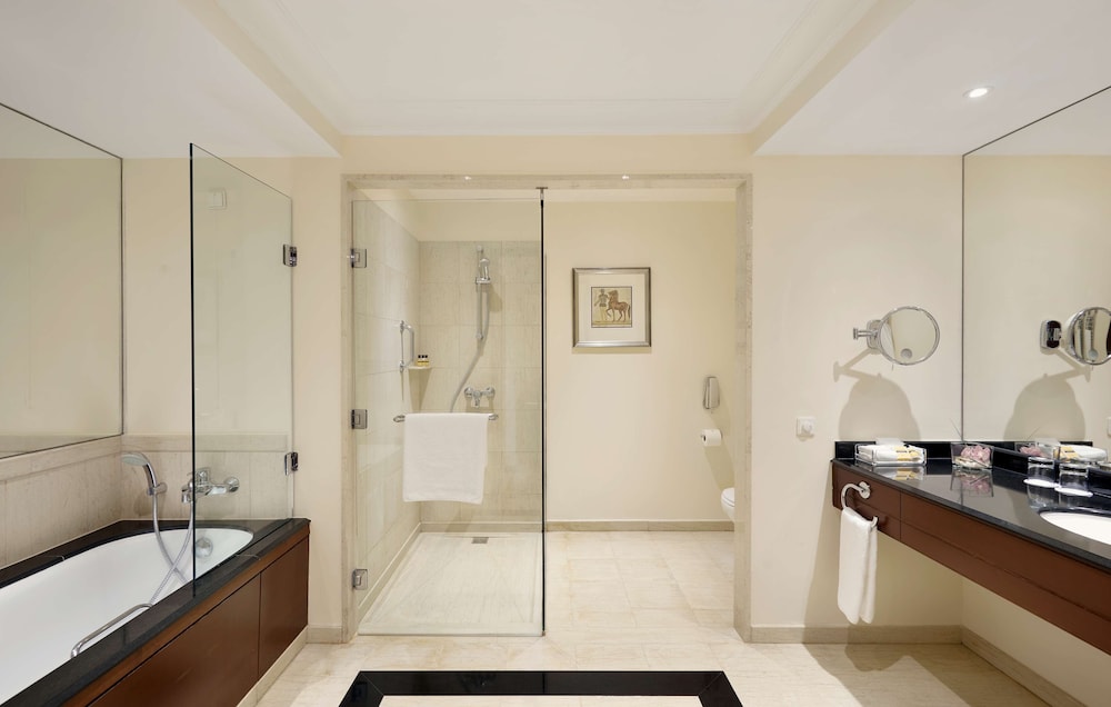 Deluxe Room, 1 King Bed, Pool View (Club Access) thumbnail 6