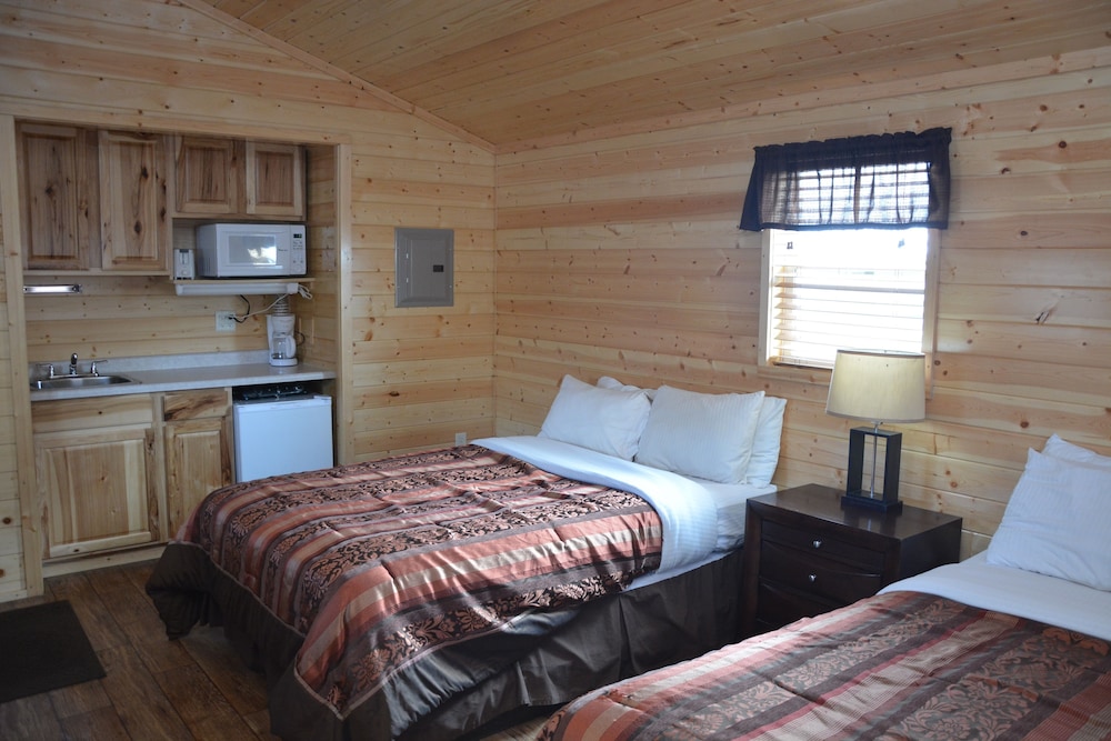 Comfort Cabin, 2 Queen Beds, Kitchenette photo 1