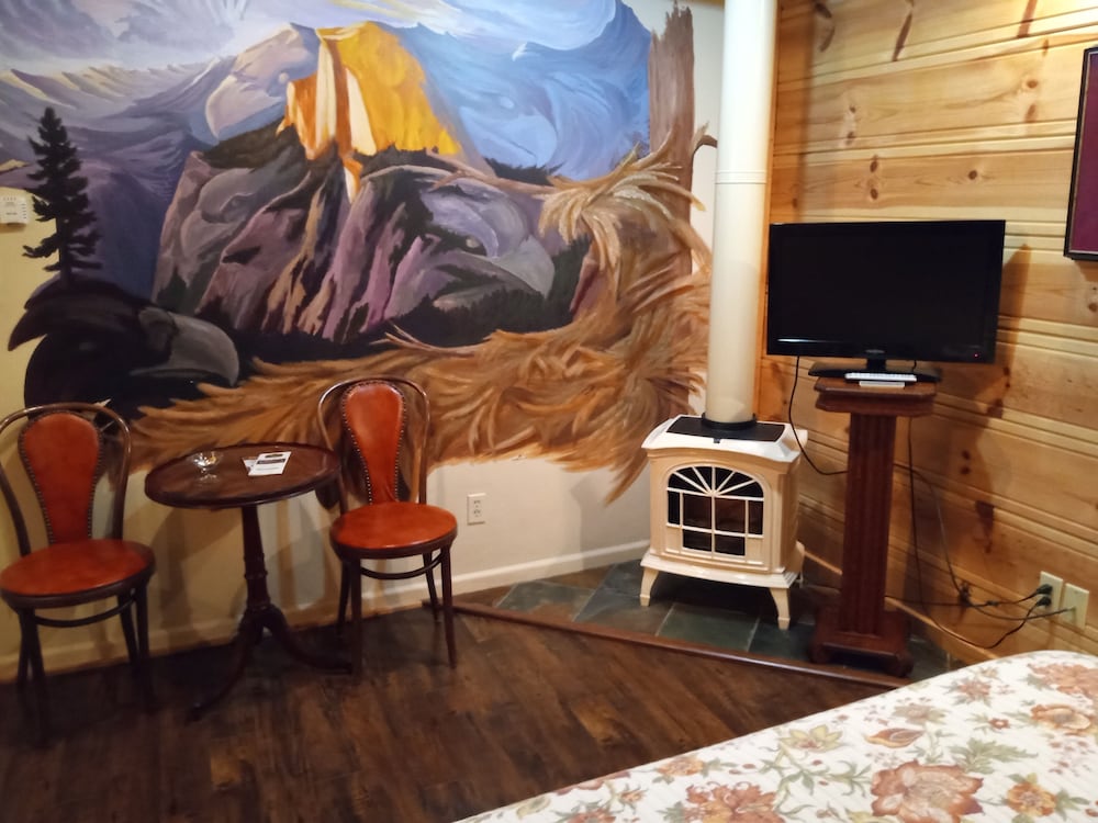 Deluxe Room, 1 Queen Bed, Balcony, Mountain View photo 3