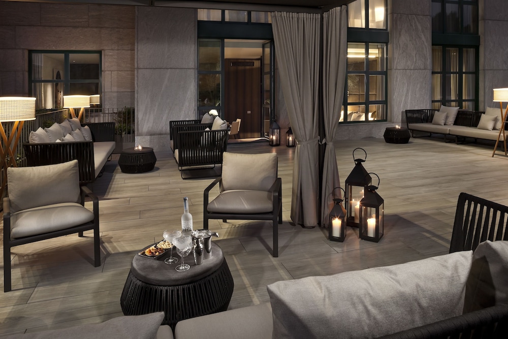 2 Bedrooms Beyond ME + Suite with Terrace