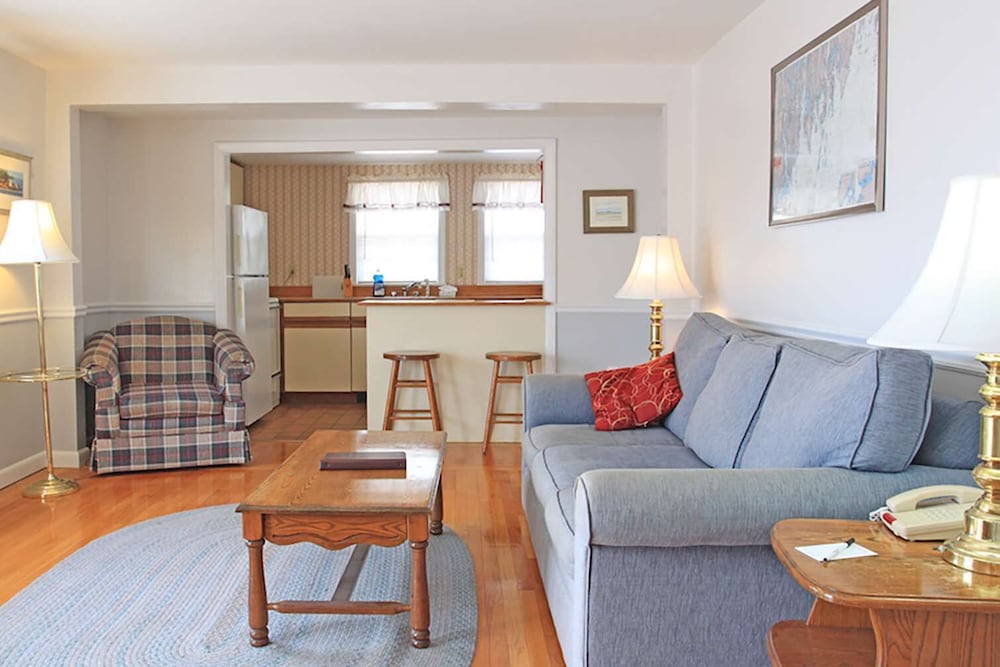 One King Red Bldg Crow's Nest Suite photo 3