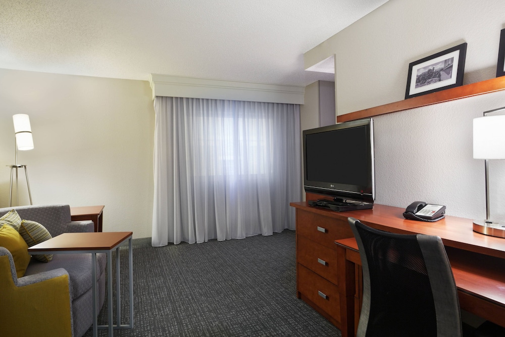 Suite, 1 Bedroom - Photo 1
