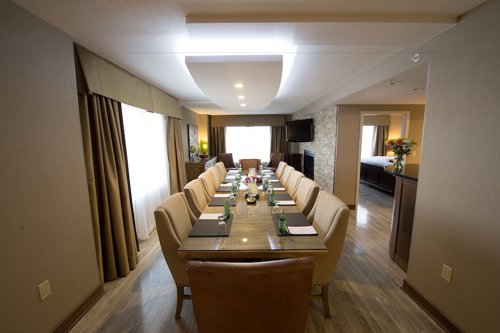 Suite with King Bed & Boardroom - Photo 10
