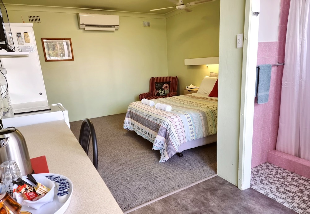 Ocean Glimpse-Queen Bed-Patio photo 1